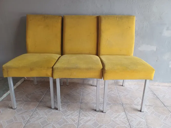 03 Cadeiras Estofadas com Pernas de Alumínio - Estrutura Excelente