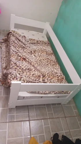 Cama infantil nova tem barra de proteção vai colchão 