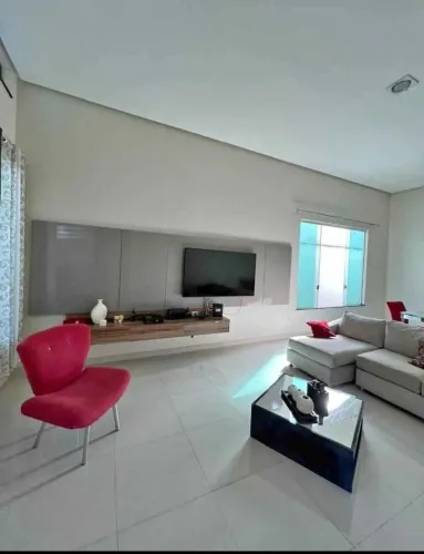 Casa com dois quartos espaçosa e bem localizada