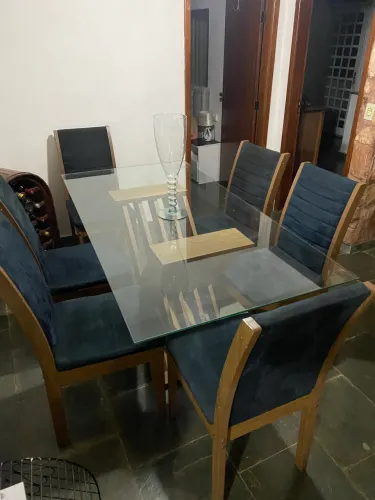Mesa com tampo de vidro e 6 cadeiras
