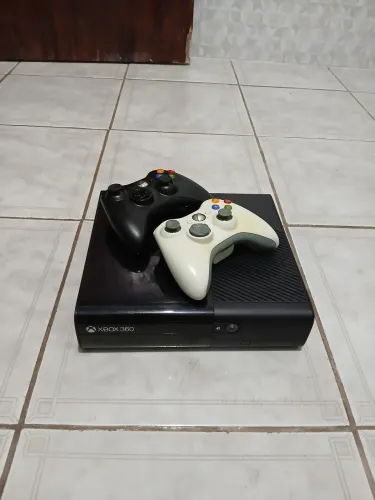Xbox 360 Super Slim Original + 2 Controles + Pasta Com 23 Jogos