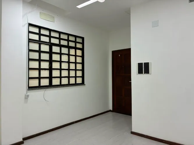 ALUGA-SE SALA COMERCIAL - COROA DO MEIO.