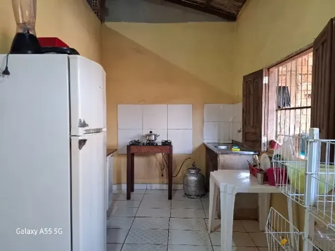 Casa com ponto comercial na frente, área na frente, cozinha, corredor, dois quartos 1 banh