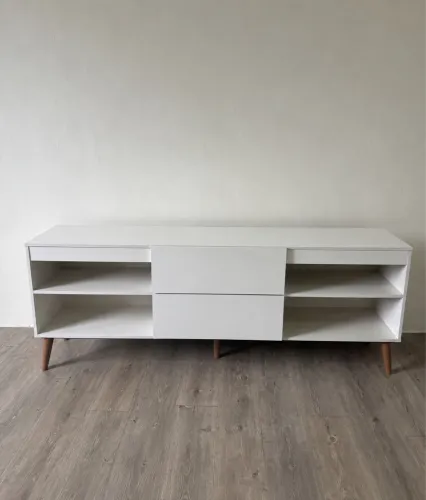 Rack com pés amadeirados 