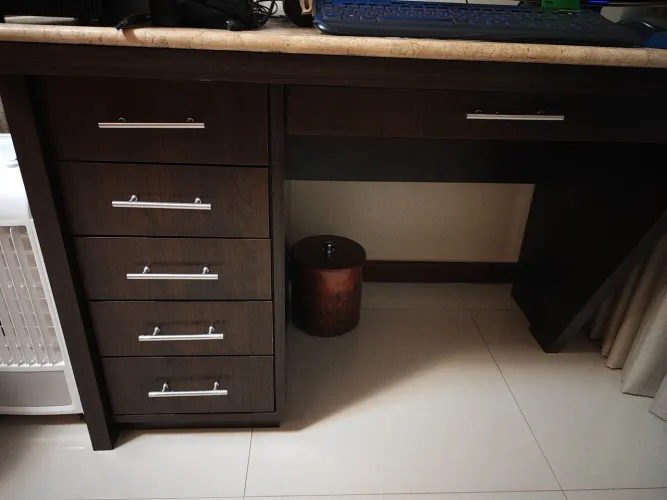 Mesa de madeira para computador com tampo de mármore o de