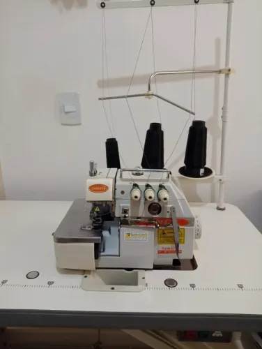 Máquina De Costura Industrial Overlock Yamata FY33 Completa com Mesa BIVOLT