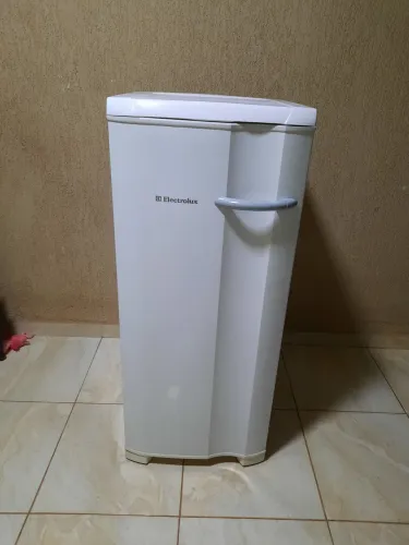 Freezer vertical Electrolux muito bem conservada