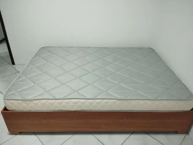 Cama e colchão de espuma D33