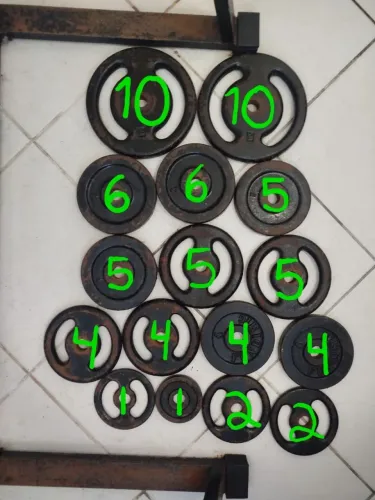 Rack de agachamento + 74kg anilhas + 2 barras + 2 halteres + 1 banco