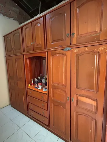 Guarda roupa de madeira