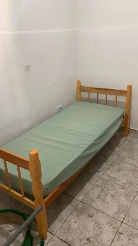Cama de Solteiro em Madeira Maciça + Colchão - Ótimo Estado