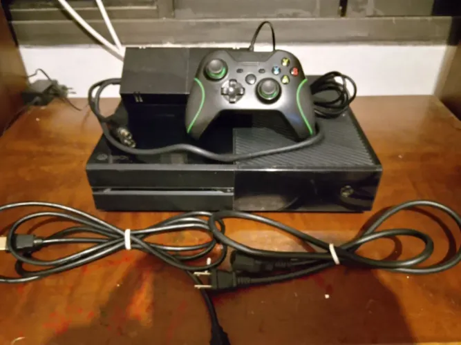Xbox one seminovo com um controle e fonte original