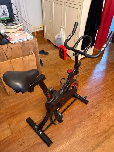 Bicicleta de Spinning Profissional Magnética - Preta e Vermelha