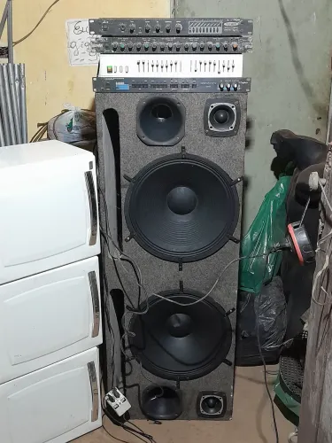 Vendo caixa de som e 4 aparelhos desom!!