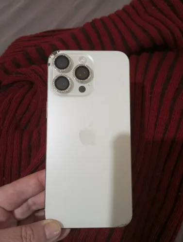 iPhone 15 pro Max com detalhes na traseira e machinha na tela não atrapalha nada