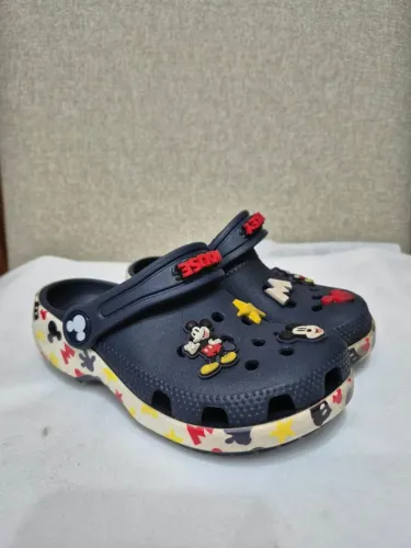 Sandália Infantil Estilo Crocs Azul Marinho com Pingentes Mickey e Minnie - Usada