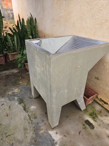 tanque de lavar roupa de concreto revestido com esfregadeira de inox.