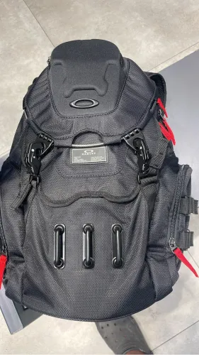 Mochila oakley usada só mente 2 vezes 1400 reais pra sair hoje 