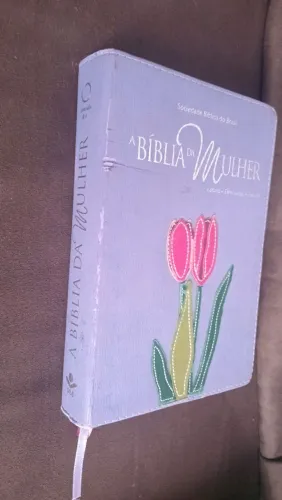 Linda Bíblia da mulher seminova letra grande