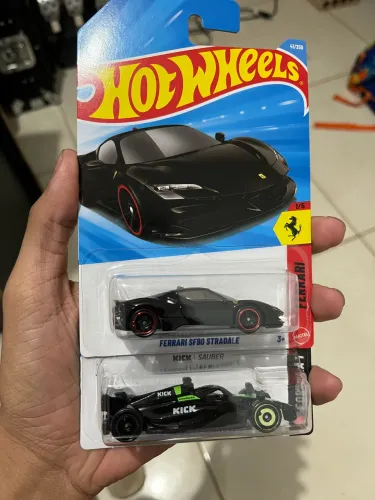 Carrinhos Hot Wheels Formula 1 Kick Sauber e Ferrari Sf-90