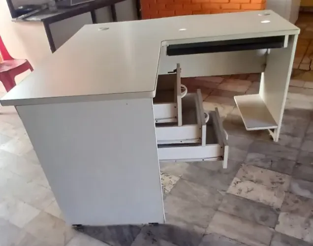 MESA ESTAÇÃO DE TRABALHO EM L - 3 GAVETAS - SUPORTE TECLADO