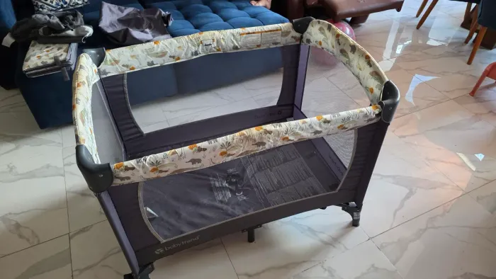 Berço Portátil Babytrend retrátil e cercado.