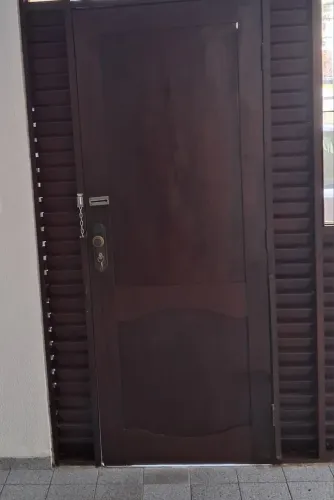 Vendo porta em madeira medindo 1.26 por 2.10
