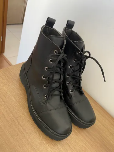 Bota tamanho 36 sem marca de uso 