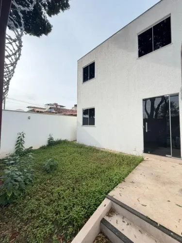 Casa Geminada Duplex com Área Externa e Excelente Acabamento
