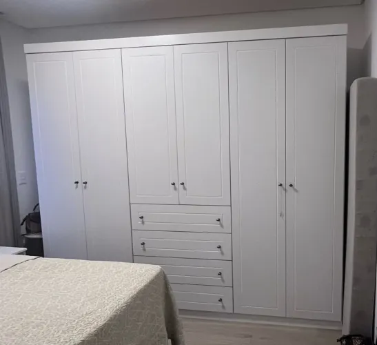 Guarda roupas branco