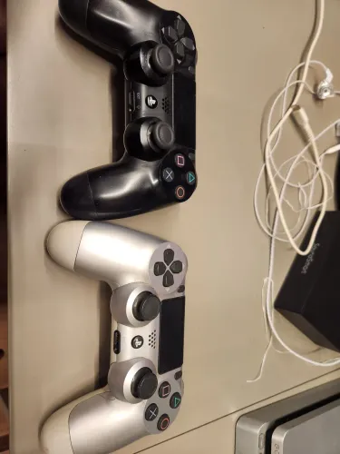 PS4 Slim com Headset original PlayStation - 2 controles e jogos