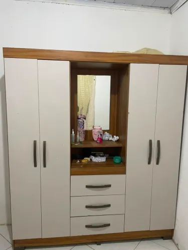 Vendo guarda roupa novo apenas 4 meses de uso 