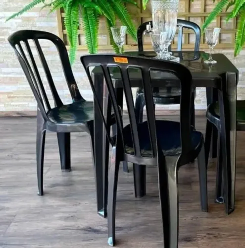 Jogo de mesa com 4 cadeiras