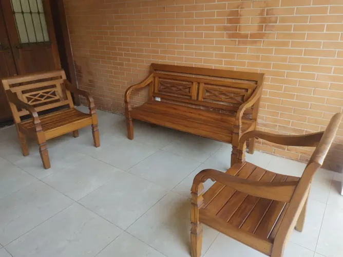 Bancos de madeira rústica