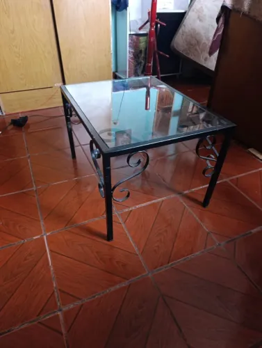 Mesa de centro com tampo de vidro