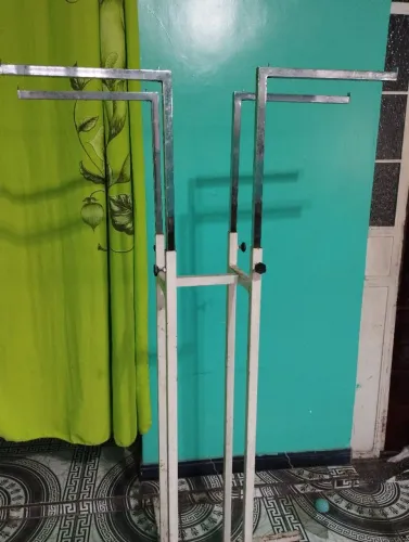 Arara de ferro, com algumas avarias, tamanho na foto da trena