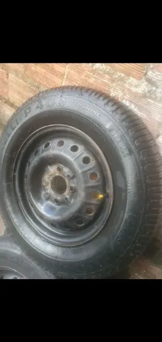 Três pneus aro 13