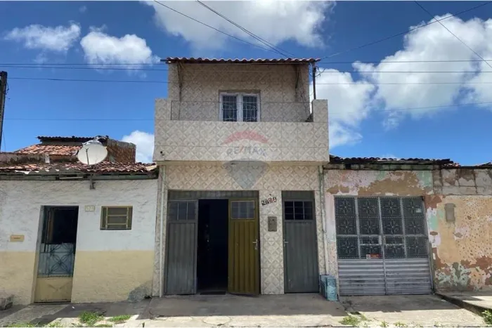 CASA COM PRIMEIRO ANDAR NO VERGEL