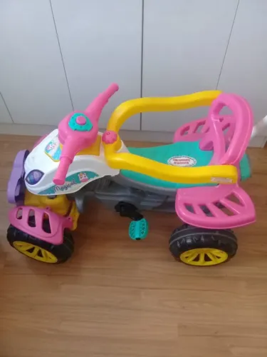 Vende se um triciclo para menina com pedal
