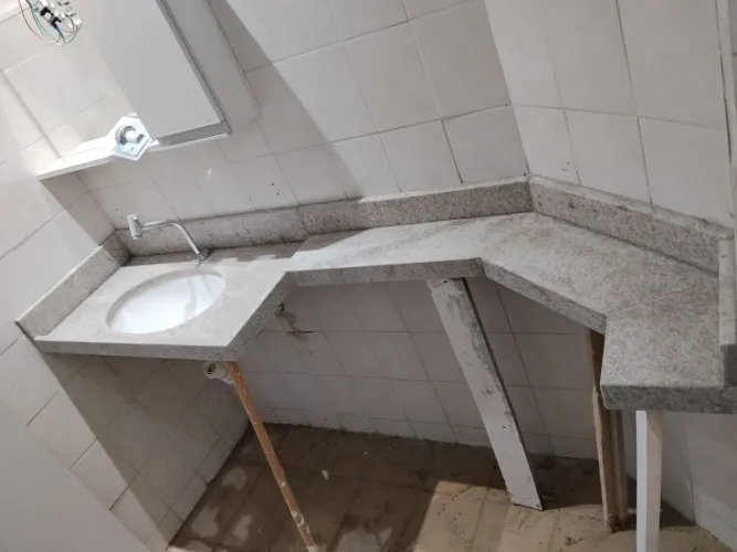 Bancada de banheiro no branco Siena com prateleira 