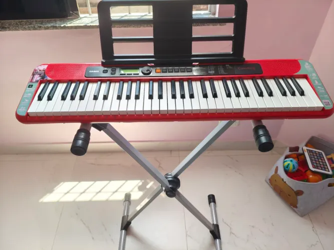 Teclado Casio com suporte em metal 
