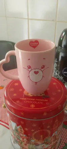 Uma caneca linda de porcelana dos ursinhos carinhosos pra leite com café ,chá muito bonita