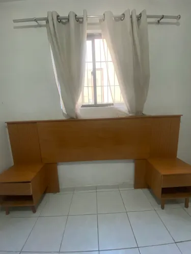 Cabeceira de cama com gavetas
