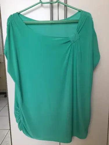 belíssima blusa verde água, com detalhes