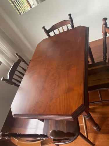 Mesa de madeira maciça com gaveta