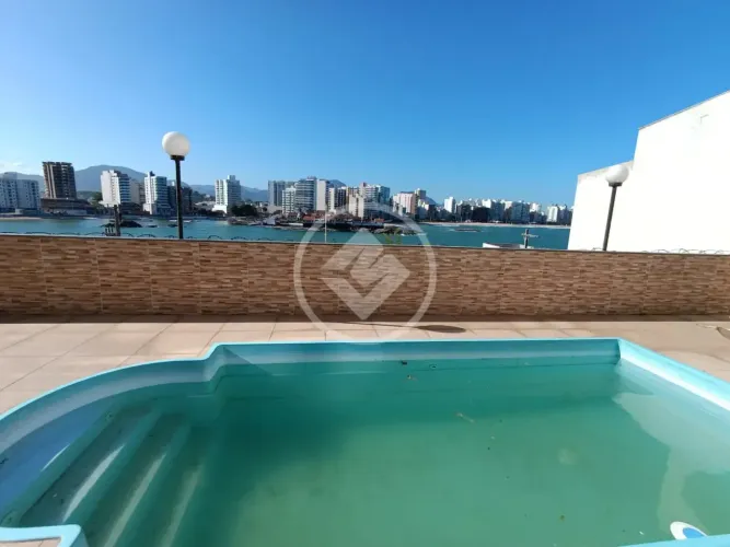 casa duplex com piscina no centro com 391 m2 com uma vista sensacional das praias de Guara