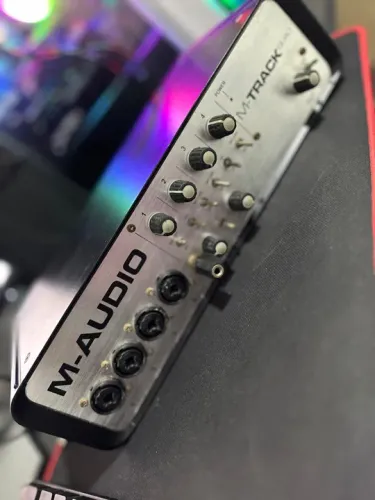 Interface de Áudio M-Audio M-Track Quad 2x2