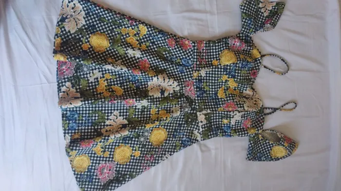 Vestido floral com alças finas