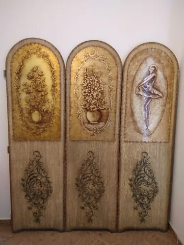 Biombo/ painel divisor de ambientes em madeira com detalhes em dourado