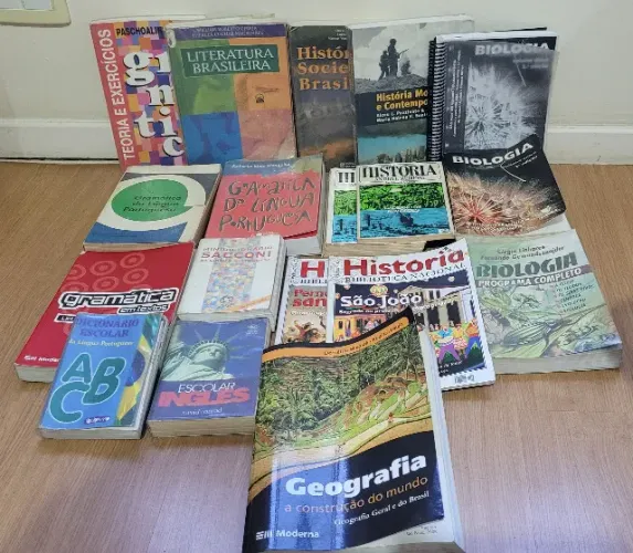 Combo c/ diversos livros e revistas. (usados)